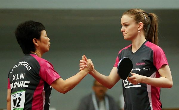Ni Xia Lian (l.) und Sarah de Nutte holten im Teamwettbewerb im Tischtennis Gold.