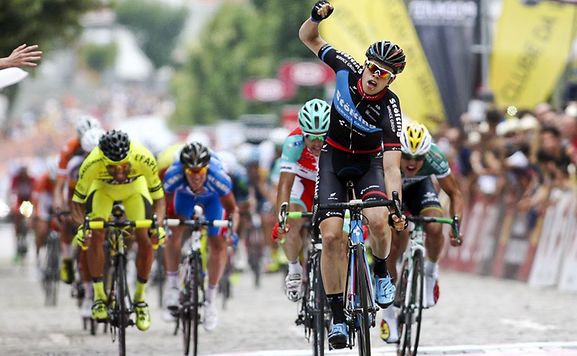 Photo: For the second time in the Volta a Portugal, Bauhaus showed his immense sprint potential by easily passing Vigano in the bunch kick on stage 6; Veloso enjoyed an easy day and retained his lead...  www.wort.lu