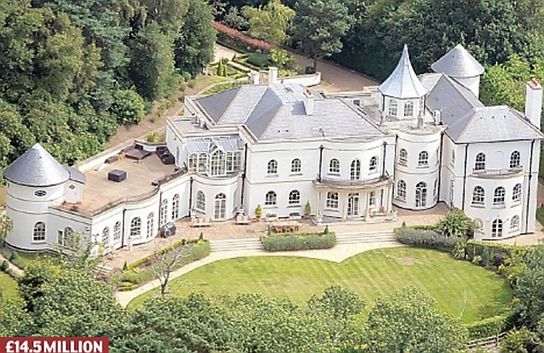 Avec ses 8 salles de bains et ses 7 chambres, la maison de Didier Drogba (800 m carrés) est estimée à 18 millions d'euros