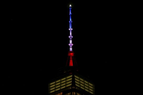 Le World Trade Center illuminé aux couleurs du drapeau français, en l'honneur des victimes des attentats de Paris. Un symbole fort, qui rappelle les horribles attaques du 11 septembre 2001.