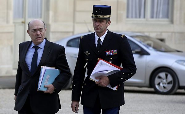 Le directeur de la police (à g.) Jean-Marc Falcone (DGPN) et le directeur général de la gendarmerie nationale Denis Favier (DGGN) arrivent à l'Elysée pour un conseil extraordinaire suite aux attaques terroristes sans précédent qui ont frappé la capitale française la veille. 