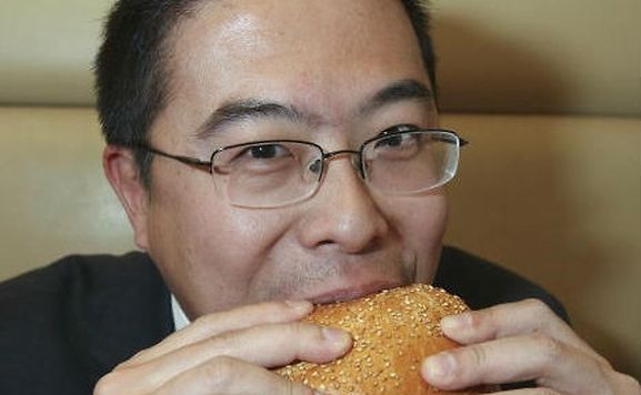 Expat Meetups member Buu Huynh sinks his teeth into a burger at the Urban in Luxembourg - d707e87c719776f2563eed0e8ab52145712552fe