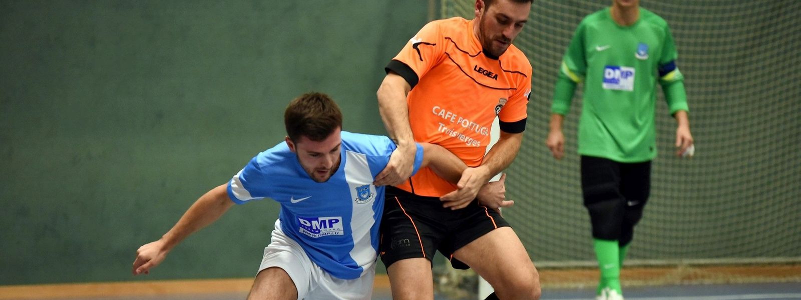 Sergio Sarmento (en orange) et l'Amicale Clervaux, sont restés intransigeants face au Futsal Nordstad de Daniel Pereira