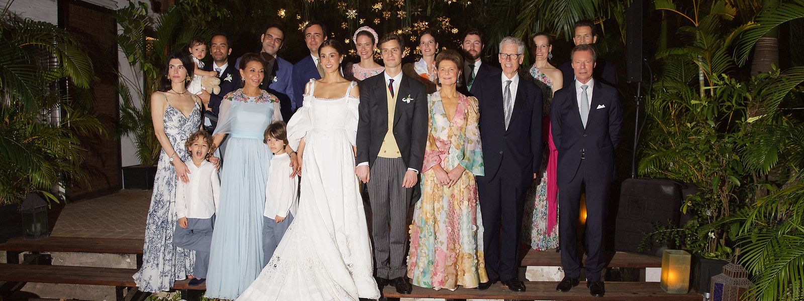 Les mariés avec les membres de leur famille, dont la mère du marié, Margaretha de Liechtenstein (1er rang, 3e à partir de la droite) - la sœur du Grand-Duc Henri (1er rang, 1ère à partir de la droite) - avec son mari Nicolas de Liechtenstein (1er rang, 2e à partir de la droite).