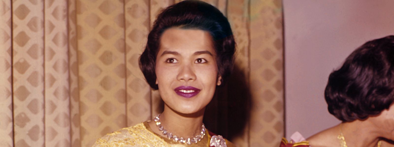 Die thailändische Königin Sirikit im Jahr 1960 während eines Empfangs in Deutschland.  