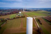 Der Wandpark Garnich wird aus zwei Windrädern bestehen, die beidseitig des Wasserbeckens am Rebierg gebaut werden. 