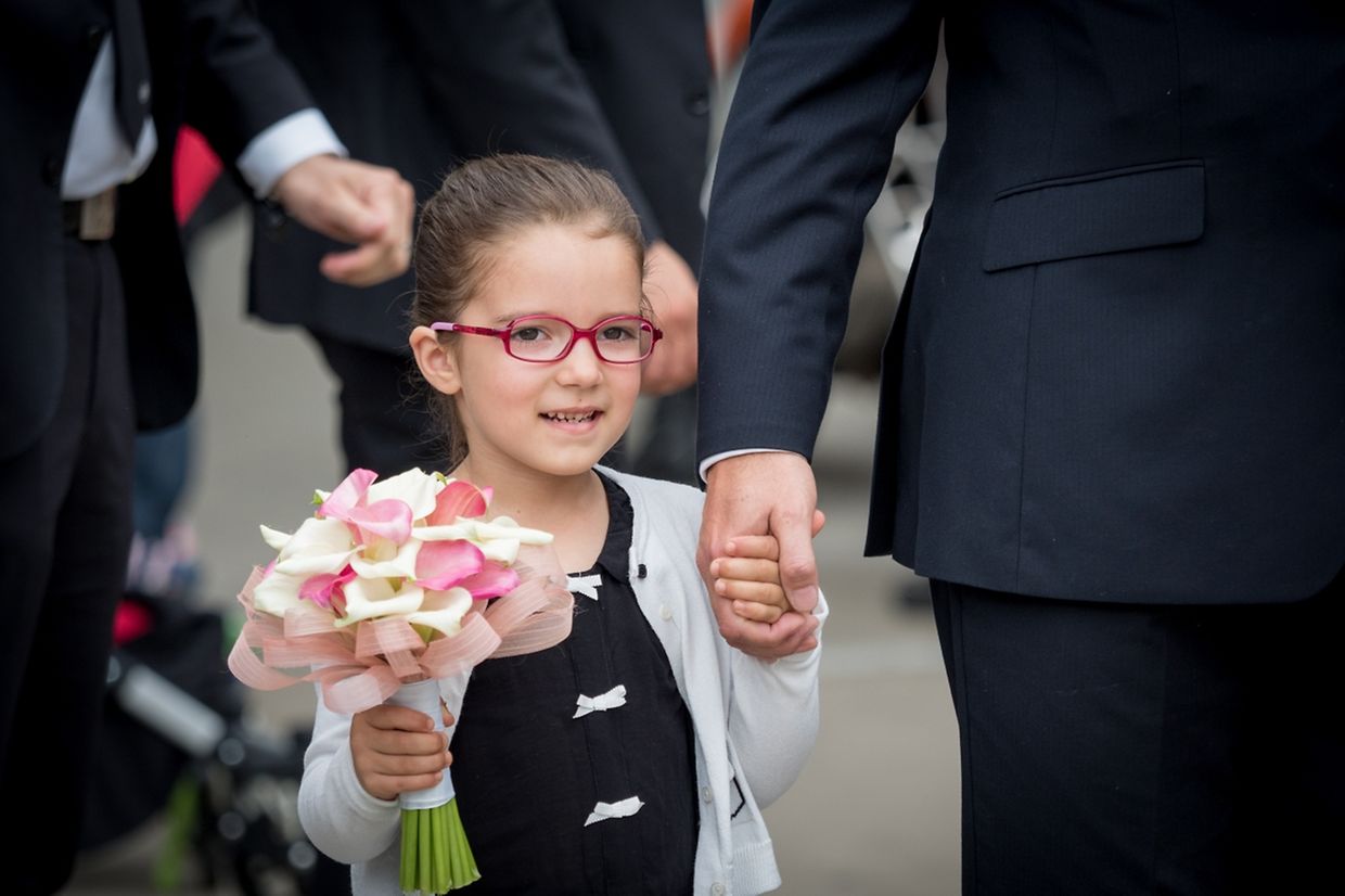 Die kleine Eva (5) überreichte Prinzessin Stéphanie Blumen.
