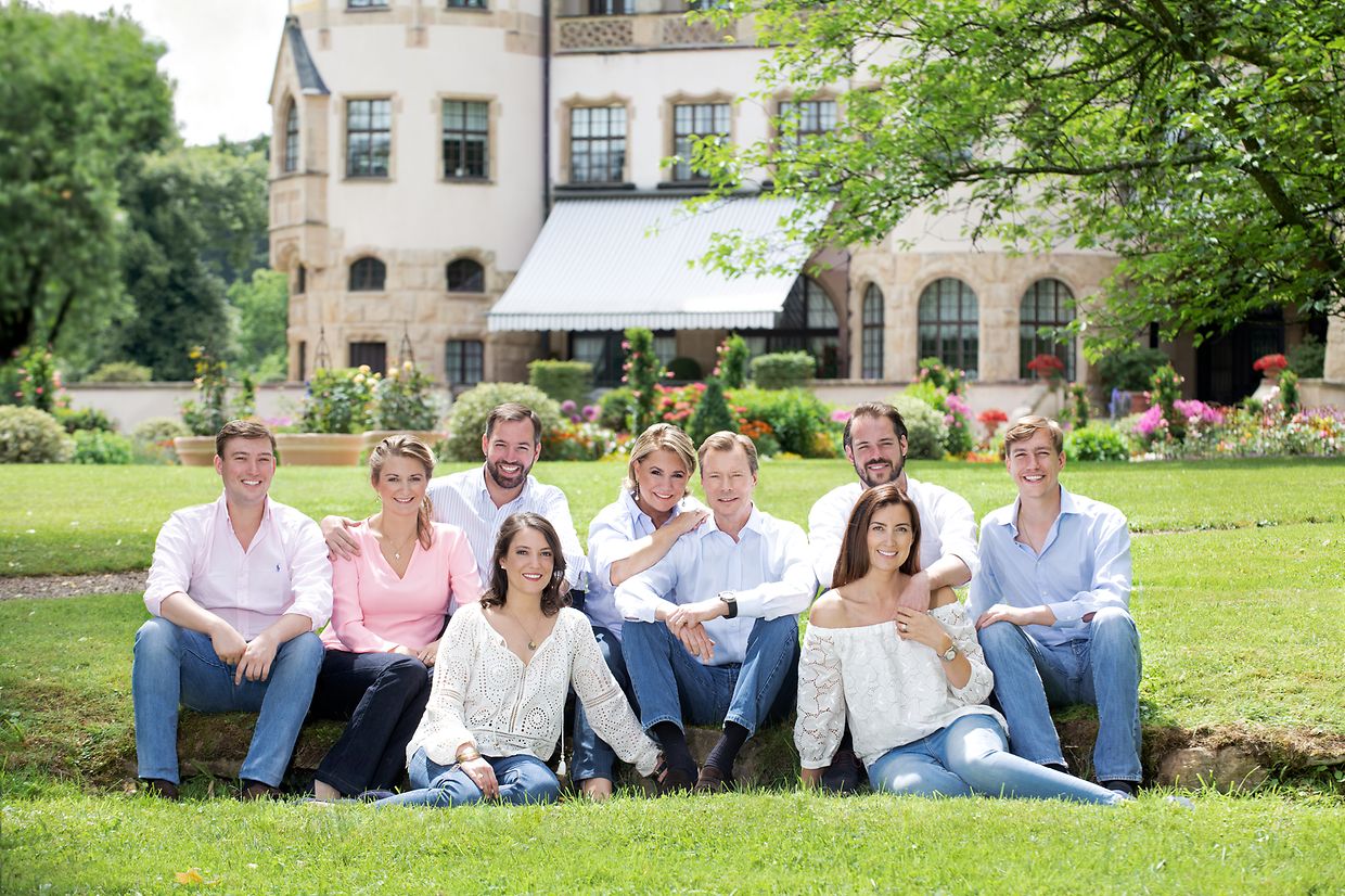 Retrato oficial da família grão-ducal, no palácio de Colmar-Berg, em 2018.