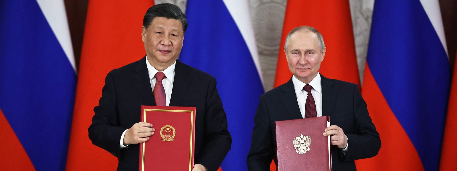 Der russische Präsident Wladimir Putin und der chinesische Präsident Xi Jinping nehmen bei der Unterzeichnungszeremonie nach den Gesprächen.