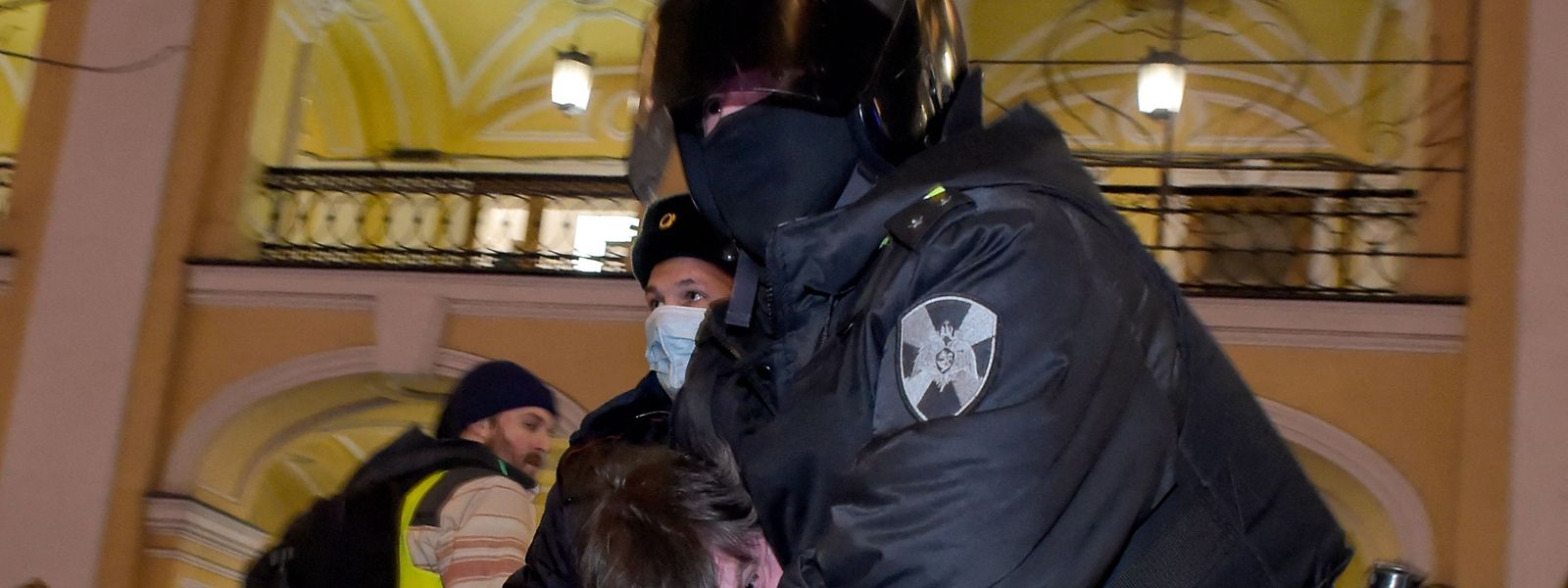 Imagem de detenções na Rússia em manifestações organizadas no início da invasão russa.