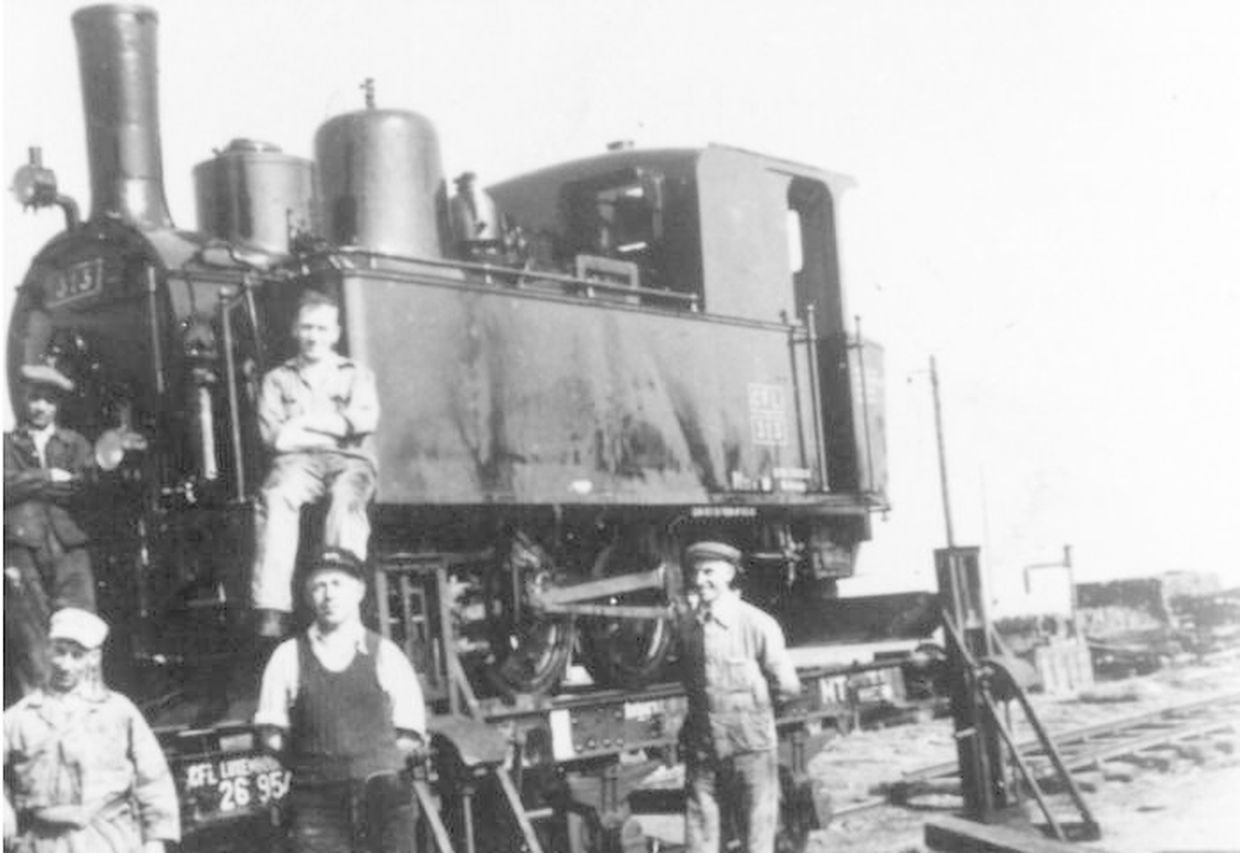 Lokführer, Heizer und Arbeiter bei Reparaturen an der Lokomotive.