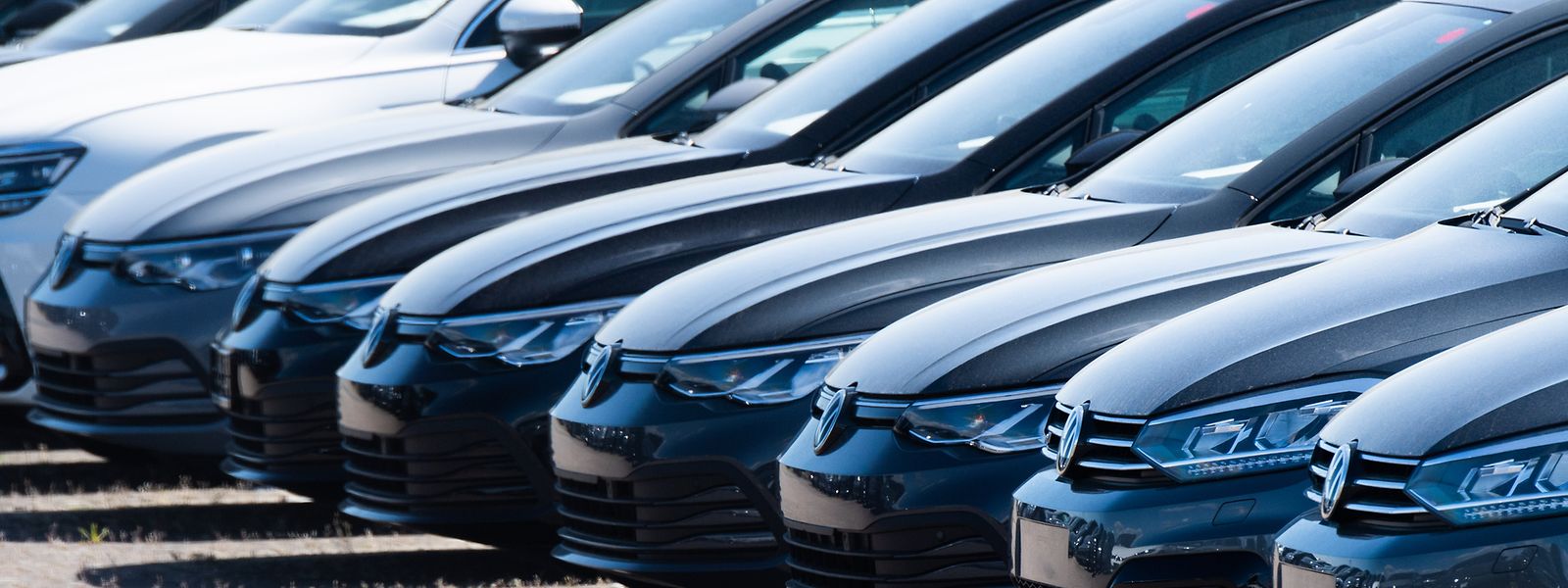 Der Volkswagen-Konzern ist wegen der Corona-Verkaufsbeschränkungen wie erwartet stark unter Druck geraten.