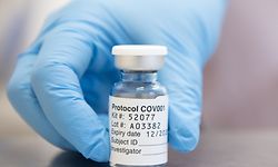 HANDOUT - 23.11.2020, Großbritannien, Oxford: Undatiertes Handout-Foto, herausgegeben von der Universität Oxford, zeigt eine Ampulle mit Corona-Impfstoff, der von AstraZeneca und der Universität Oxford entwickelt wurde. (zu dpa "Britische Aufsichtsbehörde prüft Corona-Impfstoff von Astrazeneca") Foto: John Cairns/University Of Oxford/PA Media/dpa - ACHTUNG: Nur zur redaktionellen Verwendung im Zusammenhang mit der aktuellen Berichterstattung und nur mit vollständiger Nennung des vorstehenden Credits +++ dpa-Bildfunk +++