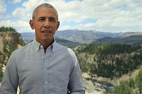 HANDOUT - 04.09.2022, ---: Der ehemalige US-Präsident Barack Obama spricht im Yellowstone Nationalpark in einer Szene der Netflix-Dokumentarreihe "Our Great National Parks" (undatierte Filmszene). Der 61-Jährige wurde in der Kategorie «Bester Erzähler» für seine Sprecherrolle in der Doku mit einem Emmy ausgezeichnet, wie die US-Fernsehakademie am 03.09.2022 (Ortszeit) mitteilte. Foto: Netflix/dpa - ACHTUNG: Nur zur redaktionellen Verwendung im Zusammenhang mit einer Berichterstattung über das Streaming der Sendung und nur mit vollständiger Nennung des vorstehenden Credits +++ dpa-Bildfunk +++
