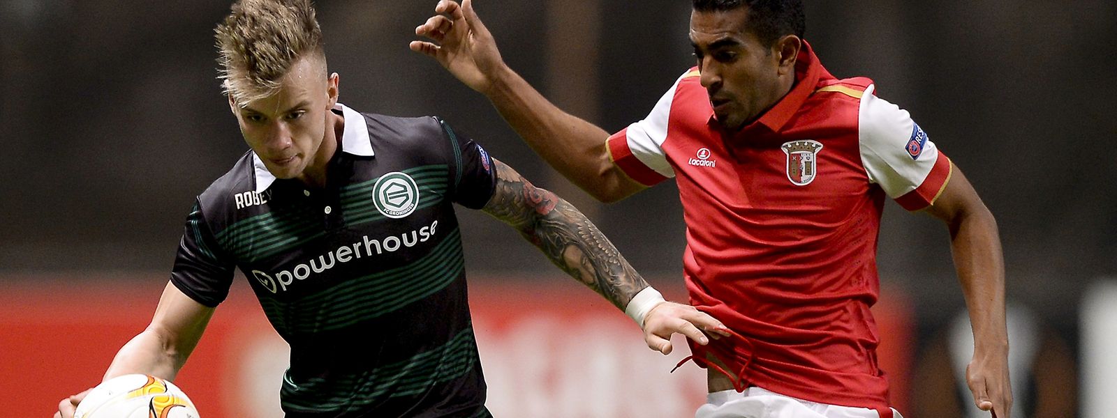 Minhotos (de encarnado) somaram a sua segunda vitória e comandam o grupo F