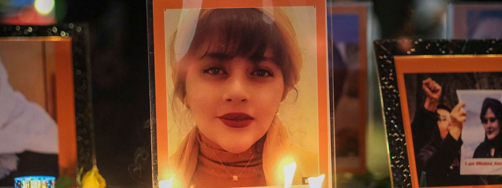 Fotos und Kerzen in Los Angeles, USA, im Gedenken an Mahsa Amini, jener jungen Frau, die im Iran unter ungeklärten Umständen in Polizeigewahrsam ums Leben kam.