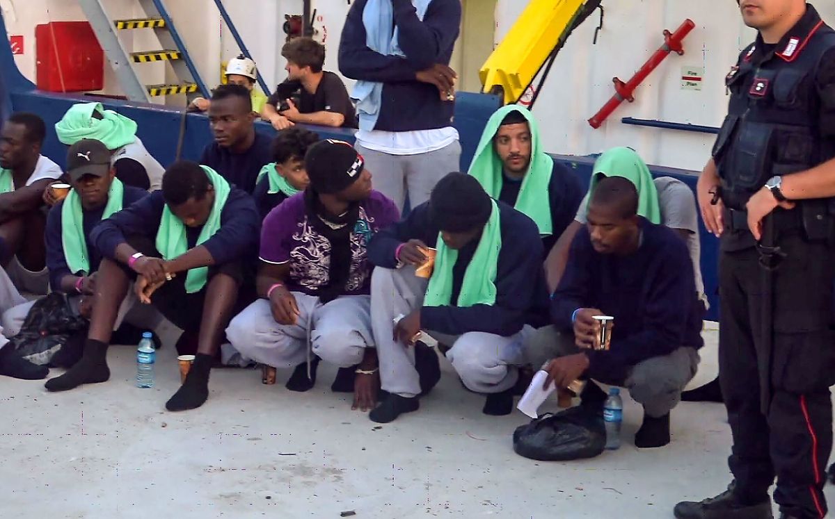 Die verbliebenen Passagiere der "Sea-Watch 3" warten derzeit in Lampedusa darauf, wie es mit ihnen wietergeht. Elf Frauen, Kinder und Kranke waren bereits Mitte Juni von Bord gegangen.