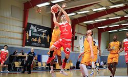 Christopher Jones (Heffingen - 6) - Xavier Engel (Racing - 8) / Basketball Total League Herren Luxemburg, Saison 2020-2021, 7. Spieltag / 06.03.2021 / US Heffingen - Racing Luxembourg / Hall SportifHeffingen / Foto: Yann Hellers