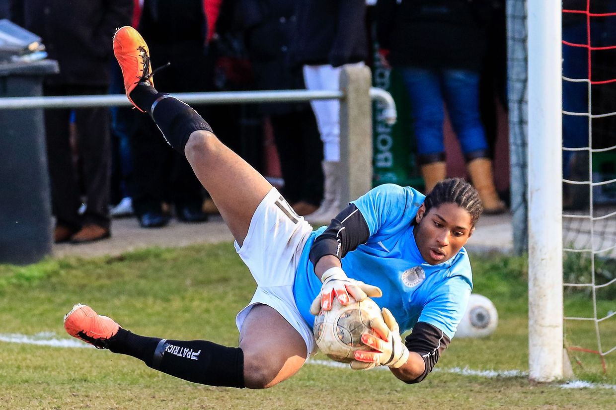 La belle parade et la prise de balle très sûre de Leonel Pedro Garcia Fernandes, le gardien de but de Merl-Belair