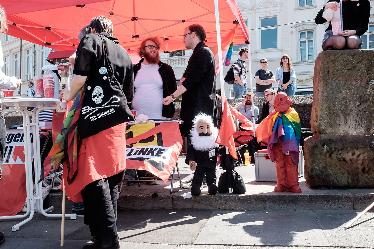 In Trier fanden am Samstag mehrere Demonstrationen statt. Die einen Teilnehmer waren für, die anderen gegen die Ehrung von Karl Marx. 