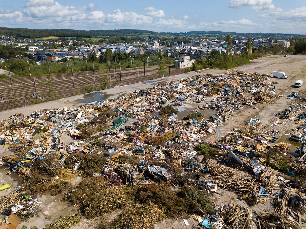 Debris that was dumped near the Pétange train station will require sorting before it can be disposed of Photo: Claude Piscitelli