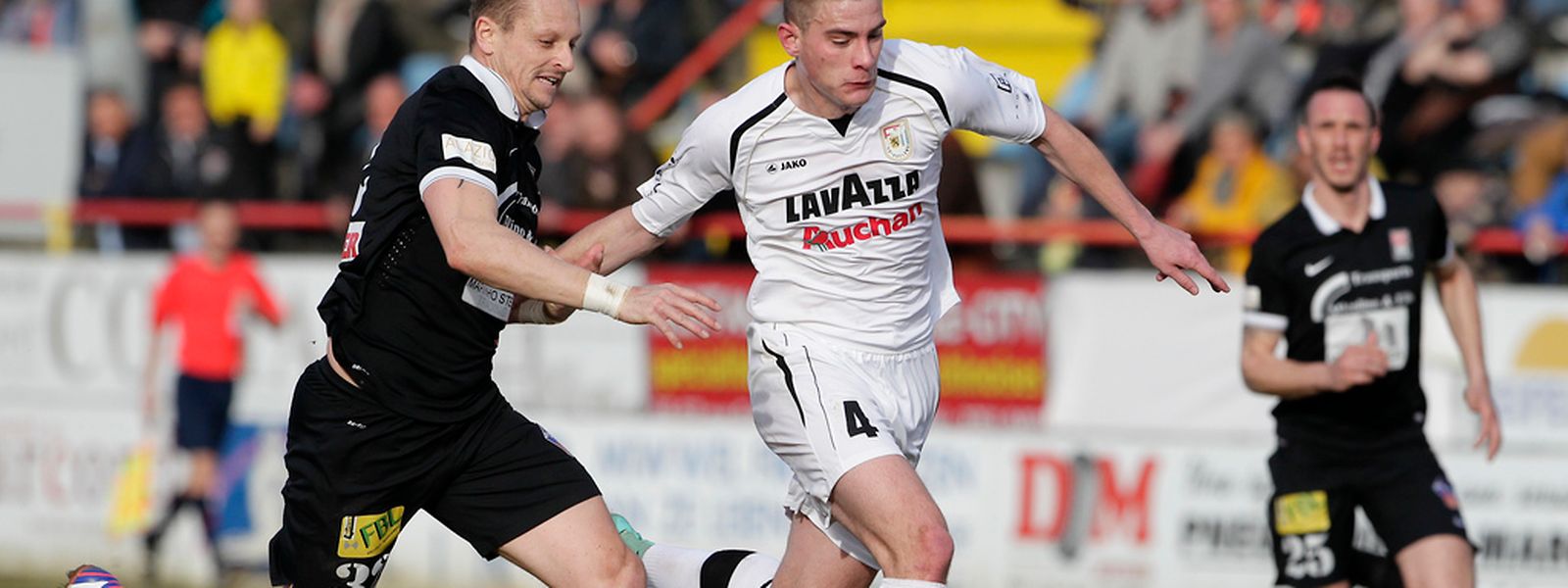 Jean-Philippe Caillet (de preto) persegue David Turpel que corre para inaugurar o marcador