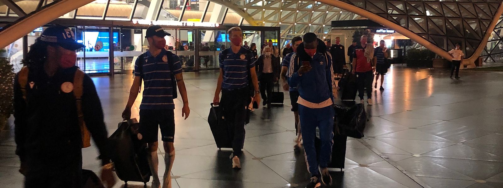Die Nationalspieler verlassen den Flughafen Baku.