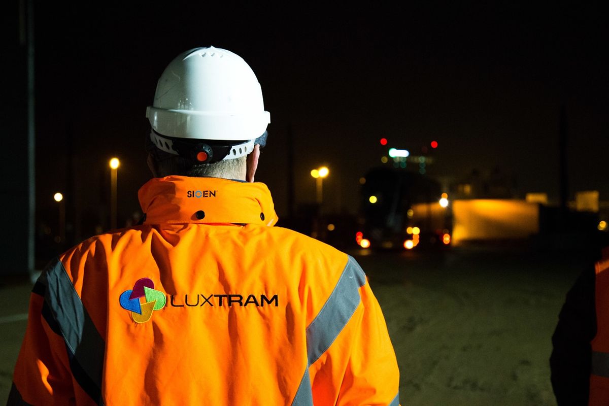 Per Schwertransport erreichen die zwei Straßenbahn-Teilstücke ihren Bestimmungsort in Kirchberg.