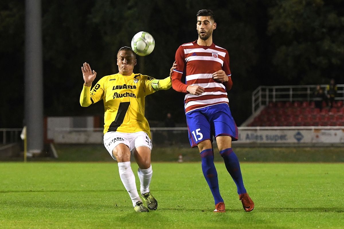 Tom Schnell tente de contenir Samir Hadji.La rencontre s'est jouée à la dernière minute.
