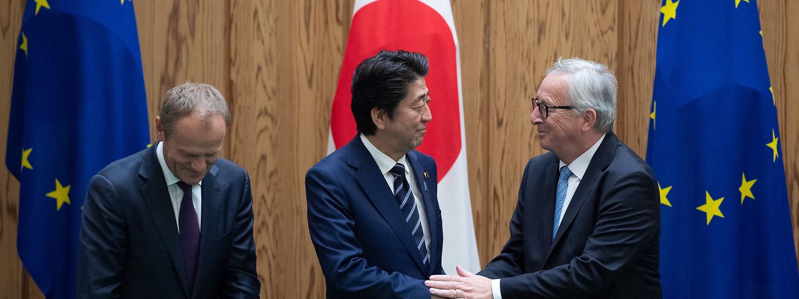 Donald Tusk, Shinzo Abe und Jean-Claude Juncker (vlnr) freuen sich über das Abkommen.