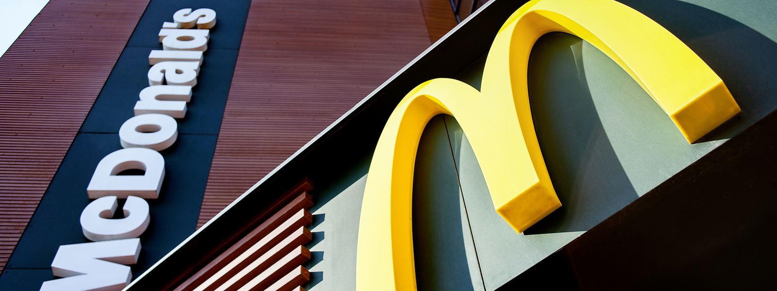 McDonald's a salué jeudi la «fin» d'un litige «sans reconnaissance de faute» et assuré «tout mettre en œuvre pour se conformer aux lois».