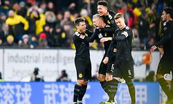 BVB-Neuzugang Erling Haaland wird von seinen Teamkollegen gefeiert.