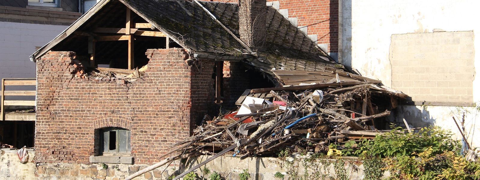 Auch knapp vier Monate nach der Hochwasserkatastrophe sind zahlreiche Häuser in Pepinster beschädigt.