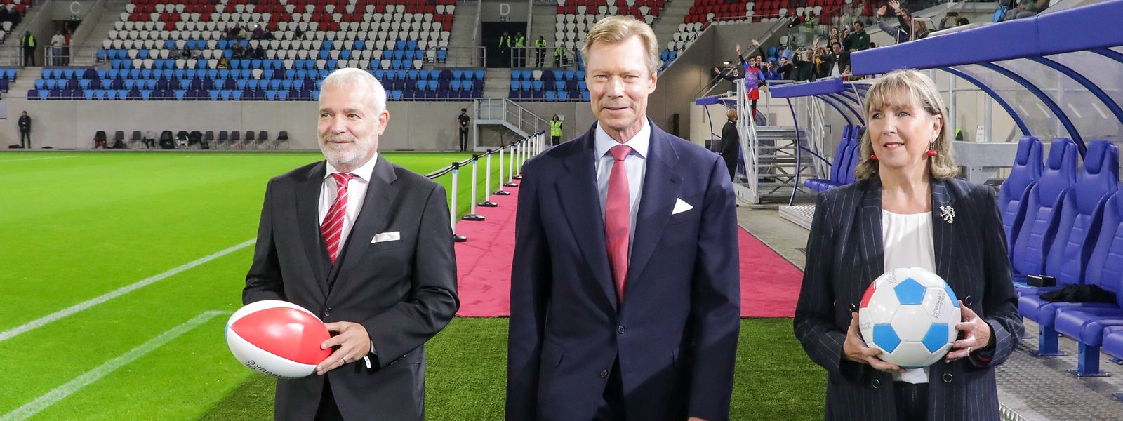 Sportminister Dan Kersch, Großherzog Henri und Bürgermeisterin Lydie Polfer (v.l.n.r.) weihten das Stadion am Samstagabend ein.