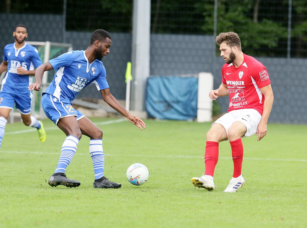 Mike Kenny Ebui tente de prendre le meilleur sur Alexander Biedermann. En vain car Rosport s'est imposé 3-0 au Bambusch. 
