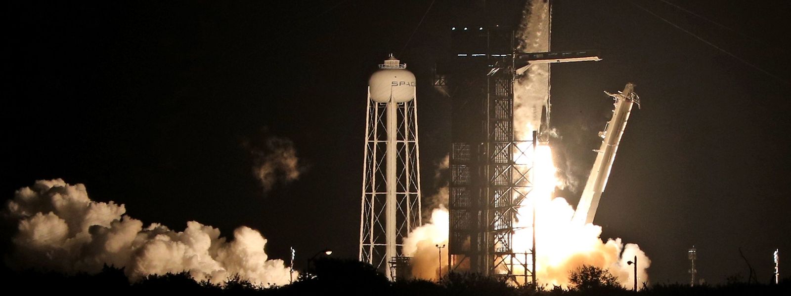 Vier Astronauten Starten Mit Neuem SpaceX-Raumschiff Ins All