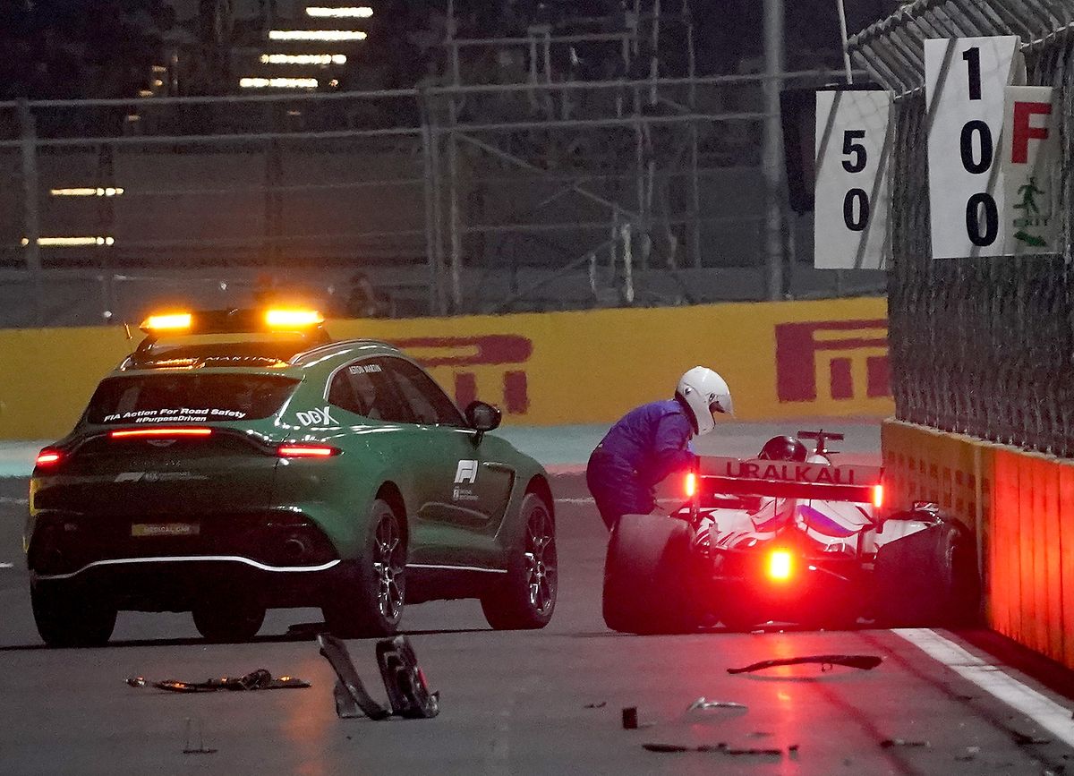 Nach dem Unfall von Nikita Mazepin aus Russland vom Team Haas musste das Rennen zum zweiten Mal unterbrochen werden.