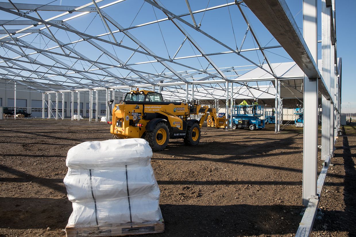La première tente (5.000 m2) en cours de montage sera opérationnelle fin janvier.
