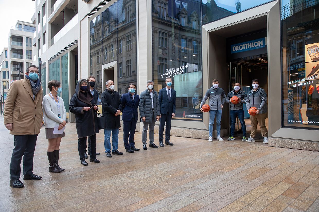 Bürgermeisterin Lydie Polfer (dritte von links) gratulierte dem Inhaber herzlich zur Geschäftseröffnung. 