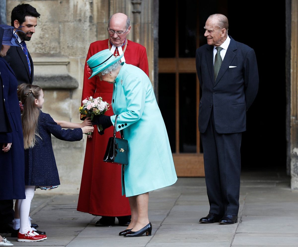Queen Elizabeth II und Prinz Philip beim Verlassen der St George's Chapel am Ostersonntag.