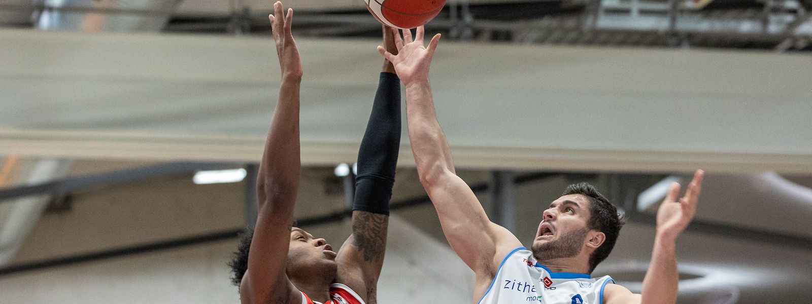 Mhailo Andjelkovic (r.) gewinnt mit Contern gegen Keith Stone und die Musel Pikes.