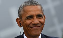 ARCHIV - 25.05.2017, Berlin: Der ehemalige US-amerikanische Präsident Barack Obama nimmt an einer Gesprächsrunde des 36. Evangelischen Kirchentages vor dem Brandenburger Tor teil. Der ehemalige US-Präsident Barack Obama befindet sich laut einem Bericht der «New York Times» in fortgeschrittenen Verhandlungen mit Netflix über eine eigene Show. (zu dpa «Bericht: Obama in Gesprächen mit Netflix über eigene Show» vom 09.03.2018) Foto: Ralf Hirschberger/dpa-Zentralbild/dpa +++ dpa-Bildfunk +++