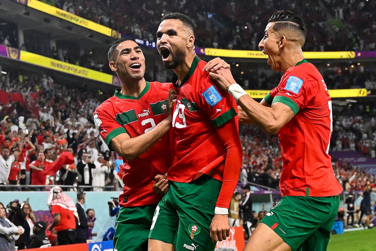Marokkos Stürmer Youssef En-Nesyri (Mitte) jubelt mit seinen Mannschaftskameraden nach dem Siegtreffer.