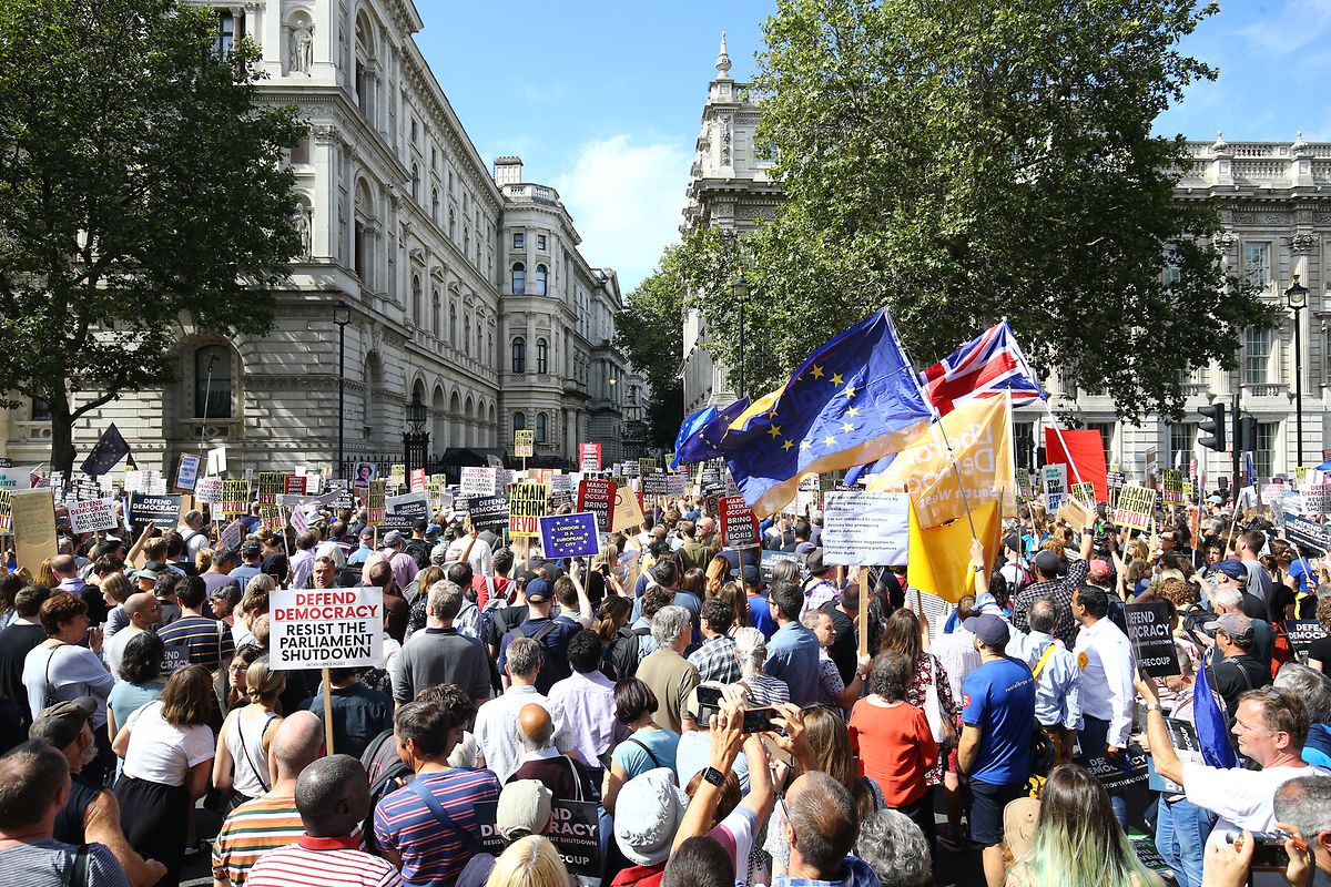 Zahlreiche Menschen versammelten sich zu einer Demonstration gegen die Entscheidung von Premier Johnson das britische Parlament in eine Zwangspause zu schicken. 