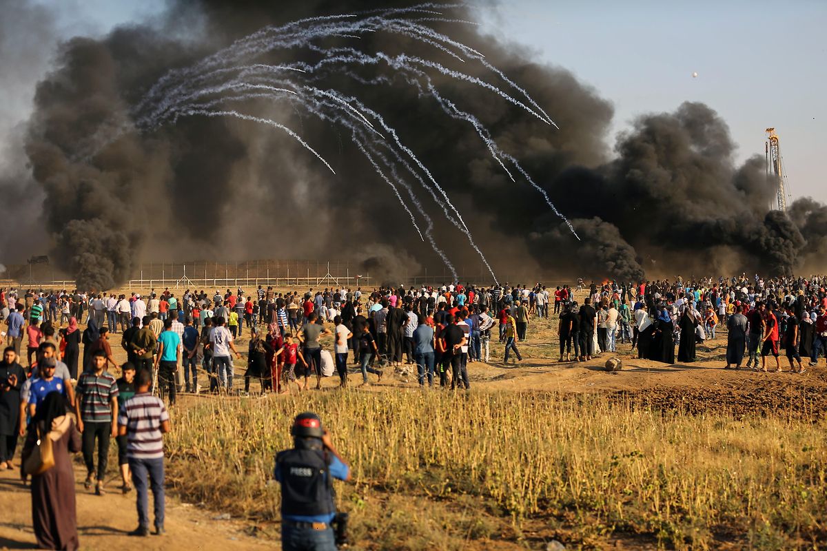 Palästinensische Demonstranten kollidieren mit israelischen Sicherheitskräften entlang der Gaza-Grenze.  