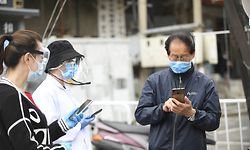 (200515) -- JILIN, May 15, 2020 (Xinhua) -- Community staff prepare to scan the QR code for health check of a resident at a community in Chuanying District of Jilin City, northeast China's Jilin Province, May 15, 2020.
  Jilin reported four new confirmed COVID-19 cases on Thursday, local health authorities said Friday. 
   The provincial health commission said the four domestically transmitted cases were close contacts of earlier confirmed cases in the city of Shulan (two) and the city of Jilin (two). (Xinhua/Yan Linyun)