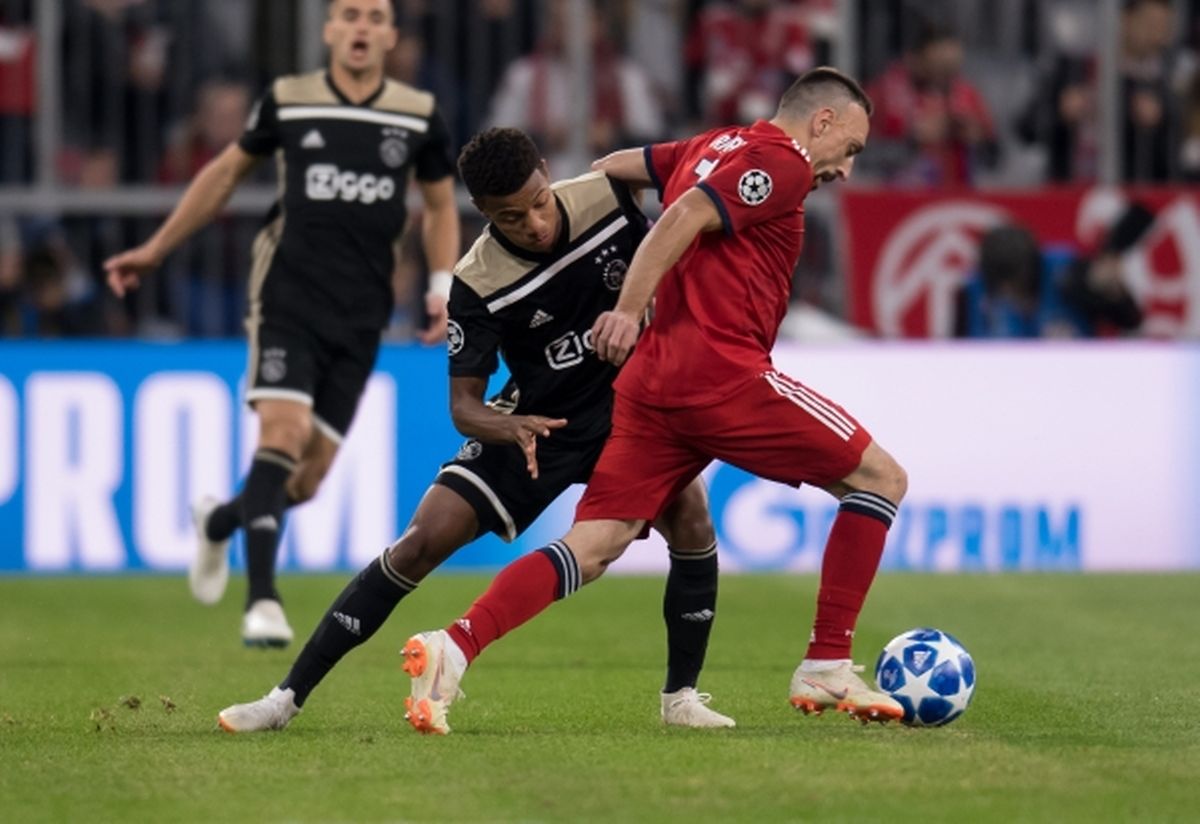 Franck Ribery aux prises avec David Neres. Les deux hommes se sont montrés à leur avantage.