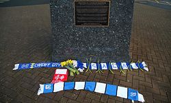 Bunches of daffodils and a Cardiff City scarf are left at the foot of the statue of Fred Keenor outside Cardiff City's football stadium in Cardiff, south Wales on January 22, 2019, after news of the disappearance of the plane carrying their new signing Emiliano Sala breaks. - French civil aviation authorities confirmed today that newly-signed Cardiff City striker Emiliano Sala was on board a light aircraft feared missing off the Channel Islands. (Photo by GEOFF CADDICK / AFP)