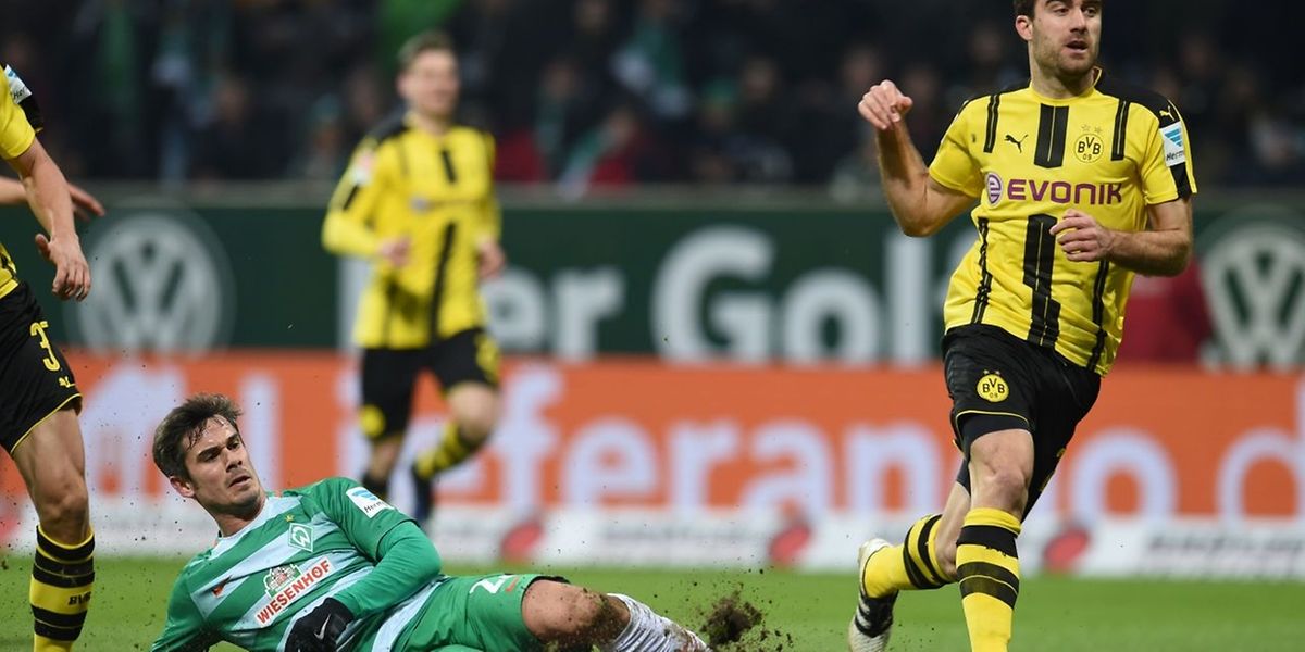 Bremens Mittelfeldspieler Fin Bartels trifft zum 1:1 gegen Borussia Dortmund.