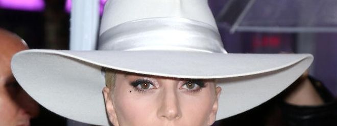 Lady Gaga, Trendsetterin in Sachen Hutmode, erschien bei den letztjährigen American Music Awards im cremefarbenen Pantsuit samt farblich abgestimmter Kopfbedeckung von Gladys Tamez Millinery. 